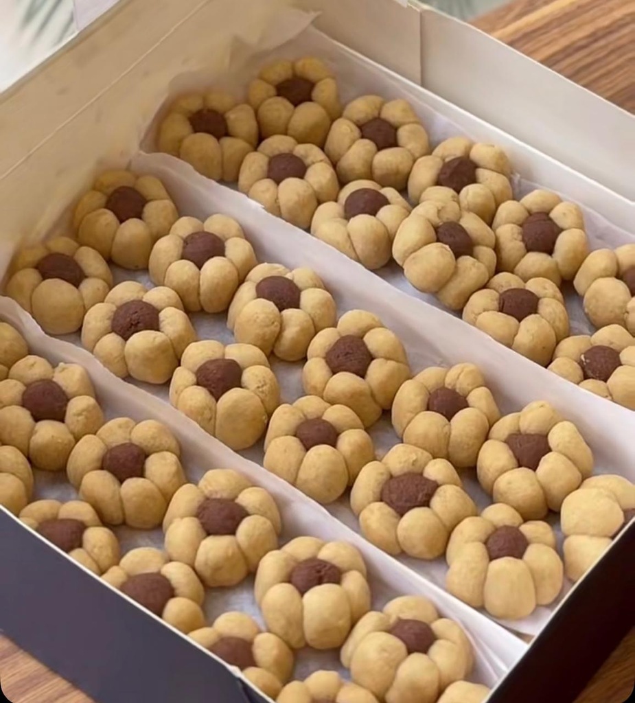 بوكس غريبة ورد مجدول 